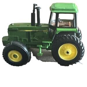 John Deere, Ertl, Farm Toy Tractor 46574 Agriculture Enclosed Window Cab 4WD
